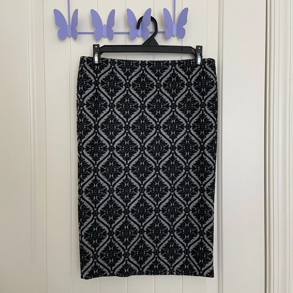 Women’s black lace stretch pull on pencil skirt size 28”‎ waist
